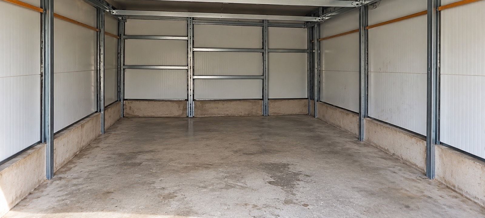 Nachher: Dieselbe Garage komplett leer und besenrein